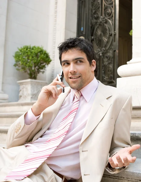 Elegant affärsman med ett samtal på en mobiltelefon — Stockfoto