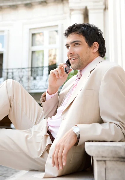 Homem de negócios elegante ter uma conversa em um telefone celular — Fotografia de Stock