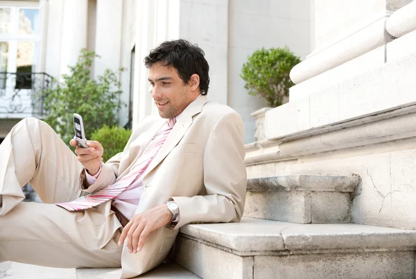 Aantrekkelijke zakenman met behulp van een mobiele telefoon — Stockfoto