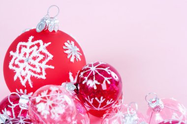 Kırmızı ve pembe Noel barballs snow flake detayları ve glitter ayrıntılı süsler.