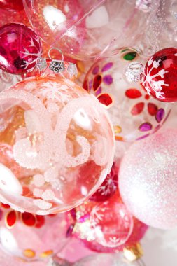 farklı boyut ve tasarım Noel toplarıyla çeşitli renklerde.