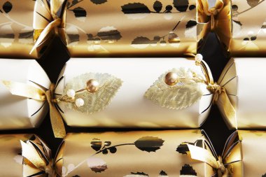 Üç Altın Noel kraker dekore edilmiş boncuklar ve inciler.