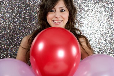 Gümüş Sim arka plan çekici bir genç kadın portresi