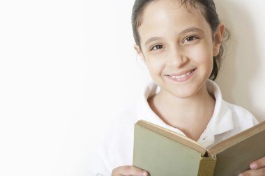 kitap okuma genç bir kızın portresi