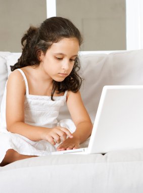 dizüstü bilgisayar kullanan genç kız