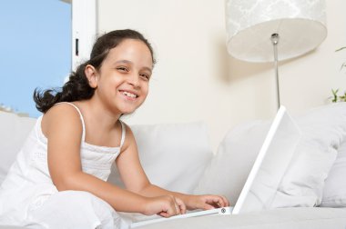 dizüstü bilgisayar kullanan genç kız