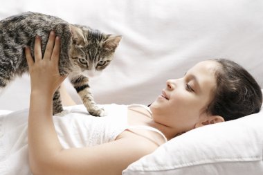 Beyaz koltukta bırakmasını ise genç kız holding yavru kedi