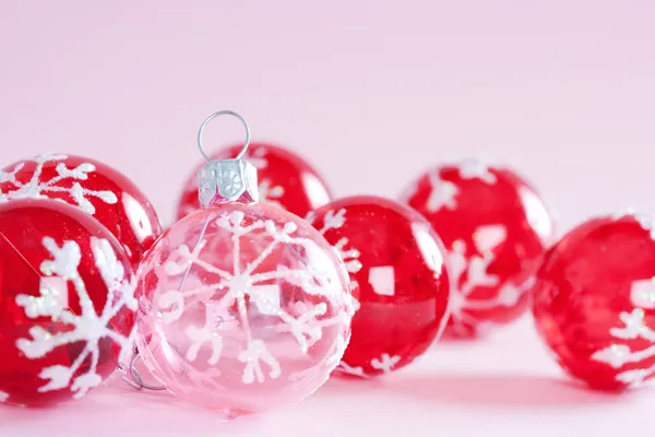 Rode en roze kerstboom ornamenten barballs omlijst — Stockfoto