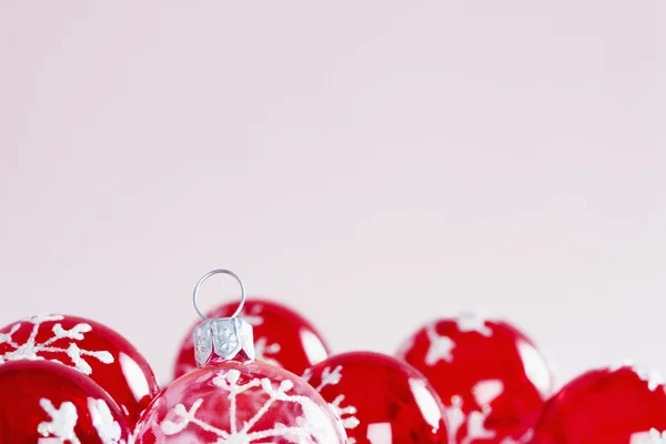 Bolas de ornamento de Natal emolduradas contra um fundo liso rosa . — Fotografia de Stock