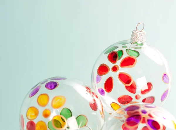 Tre palline di Natale decorate con petali di fiori colorati — Foto Stock