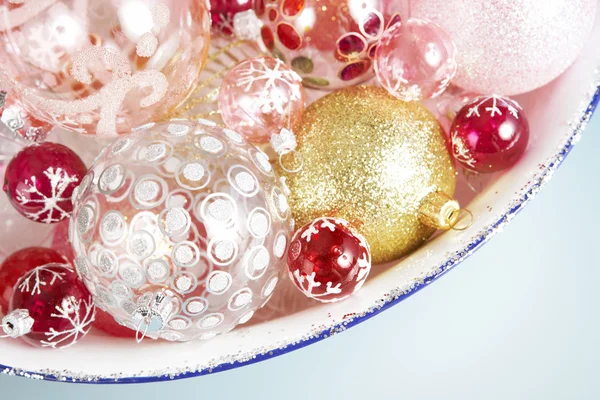 Varie palle di Natale su un contenitore glitter — Foto Stock