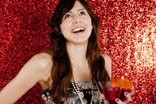 Retrato de uma jovem mulher atraente segurando um copo de coquetel — Fotografia de Stock