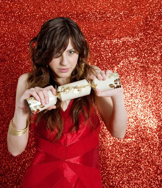 Joven mujer tirando de una galleta de Navidad — Foto de Stock