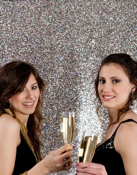 Duas jovens brindando com taças de champanhe — Fotografia de Stock