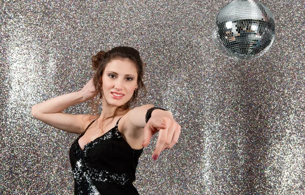 Attractive young woman dancing in a night club — Stock Photo, Image