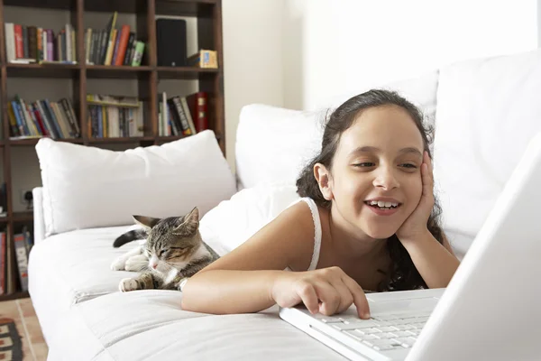 Jong meisje met een laptopcomputer — Stockfoto