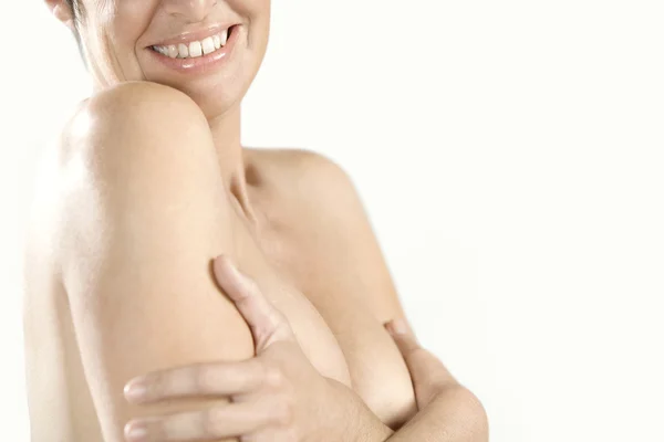 Acercamiento de los hombros de una mujer desnuda y sonrisa . — Foto de Stock