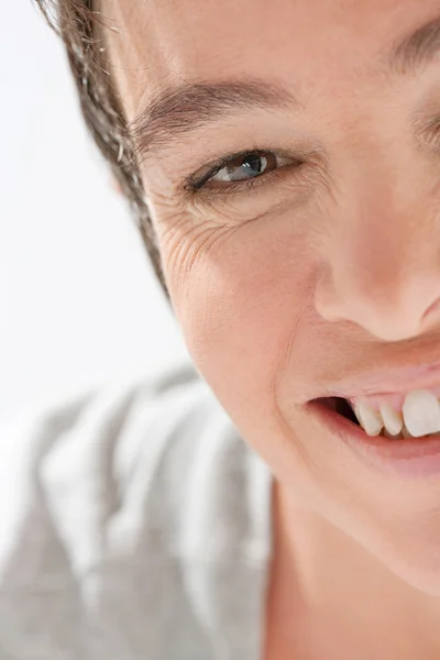 Retrato de belleza de una atractiva mujer madura media cara — Foto de Stock