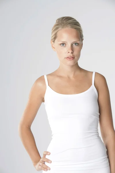 Retrato de uma jovem loira usando camiseta branca . — Fotografia de Stock