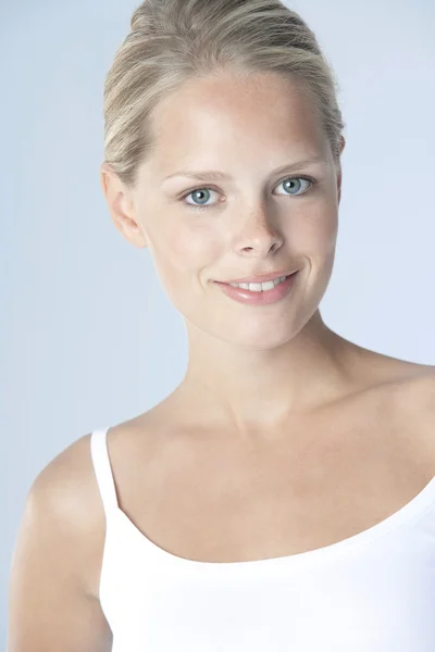 Portret van een mooie jonge vrouw met een wit t-shirt close-up. — Stockfoto