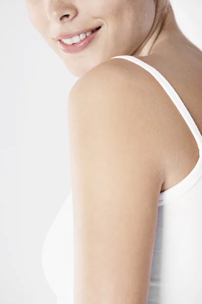 Close up retrato do sorriso e ombro de uma mulher . — Fotografia de Stock