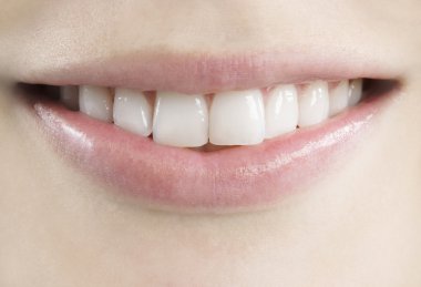 genç bir kadının mükemmel bir gülümseme yakın çekim.