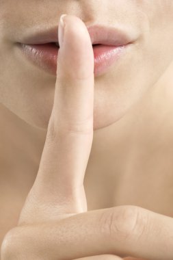 parmağını önde genç kadının dudakları