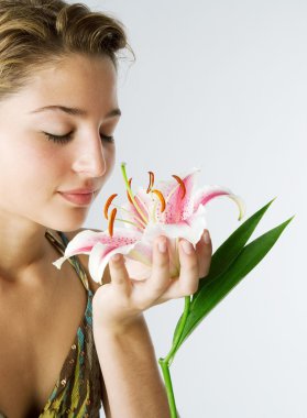Japon lilly flower elinde tutan çekici genç kadın