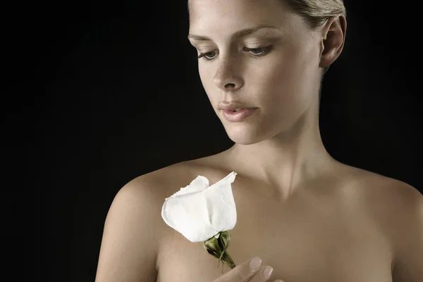 金发年轻女子拿着白色的玫瑰. — 图库照片