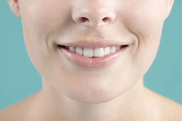 Close up van een jonge vrouw perfecte glimlach. — Stockfoto