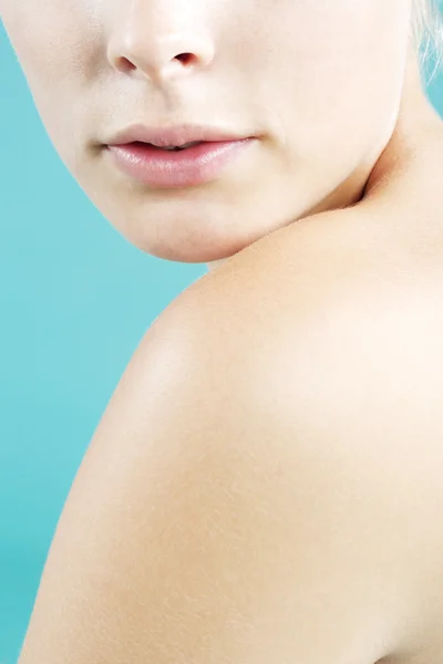 Young woman's bare shoulder and lips. — Stock Photo, Image
