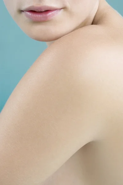 Woman's bare shoulders and lips. — Stock Photo, Image
