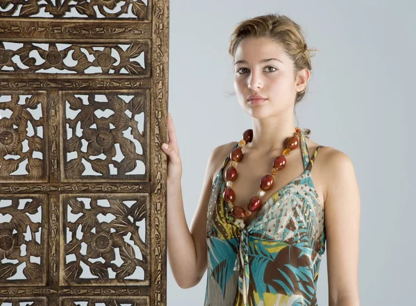 Attraktiv ung kvinna som bär en exotisk outfit och smycken — Stockfoto