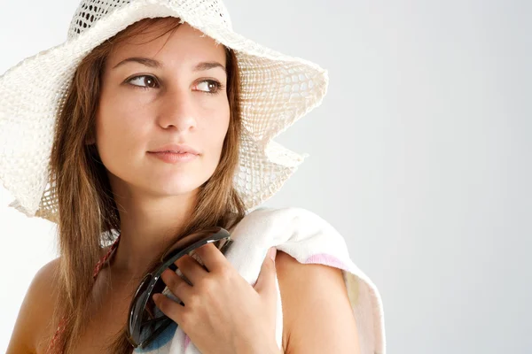 Teenager-Mädchen mit Strohhut am Strand — Stockfoto