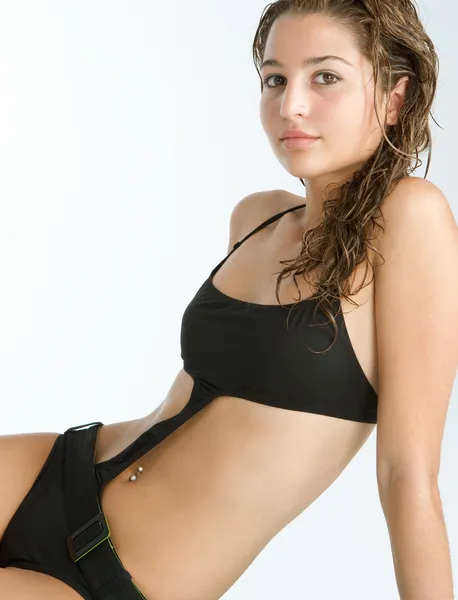 Belle jeune femme aux cheveux mouillés portant une natation noire sexy — Photo
