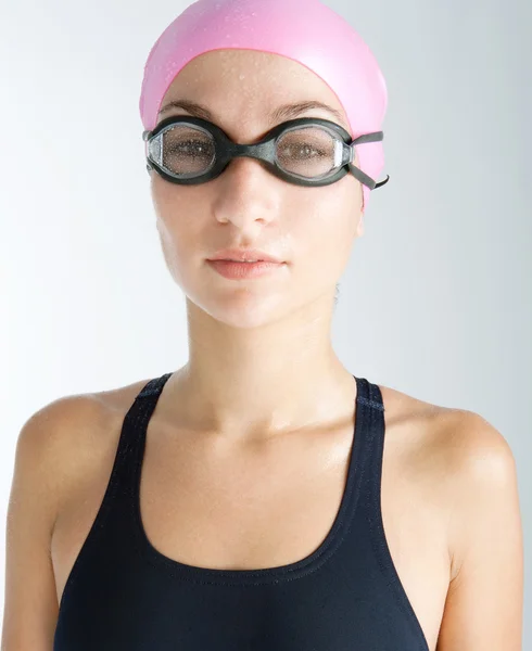 Junge Schwimmerin mit Gummimütze, Brille und Badeanzug — Stockfoto