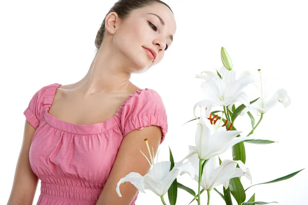 Piękno portret hiszpanin kobieta młody pachnący bukiet białych kwiatów lillies — Zdjęcie stockowe