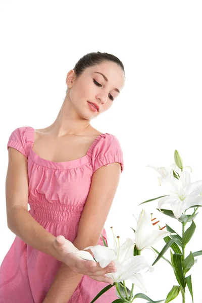 Retrato de beleza de uma jovem mulher cheirando um monte de lírios brancos flores — Fotografia de Stock