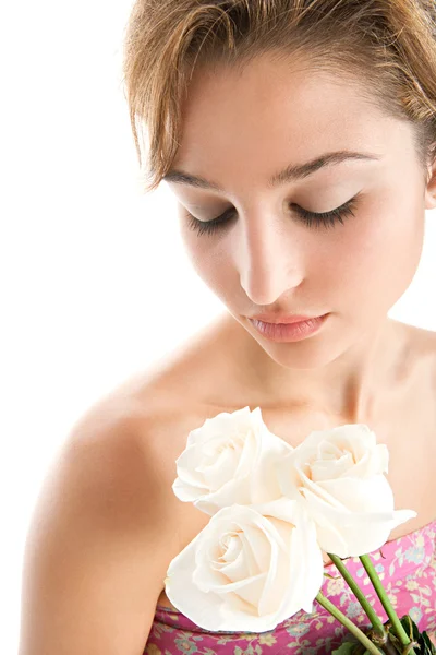 Προβολή λεπτομερειών ομορφιά του μια νέα γυναίκα που κρατά τρία άσπρα τριαντάφυλλα — Φωτογραφία Αρχείου