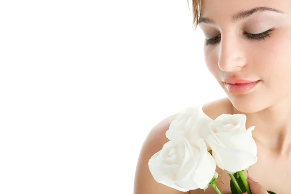一个年轻的女人抱着三个白玫瑰的美丽详细信息视图 — 图库照片