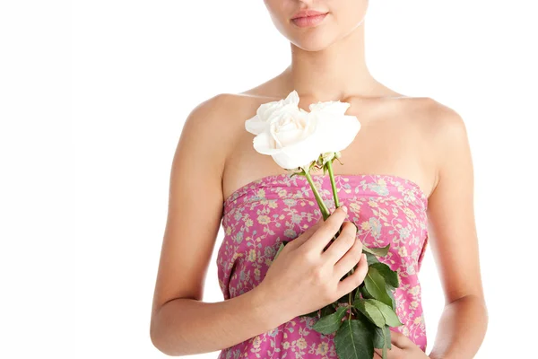 Widok szczegółów piękna młoda kobieta ręce, trzymając trzy doskonale kształcie białe róże — Zdjęcie stockowe