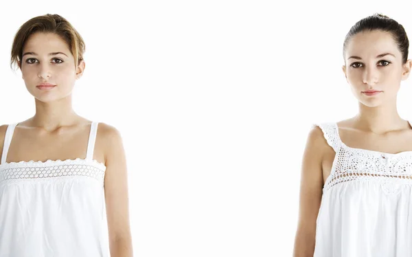 Δύο κοπέλες που στέκεται πάνω σε λευκό φόντο με απόσταση μεταξύ τους. — Φωτογραφία Αρχείου