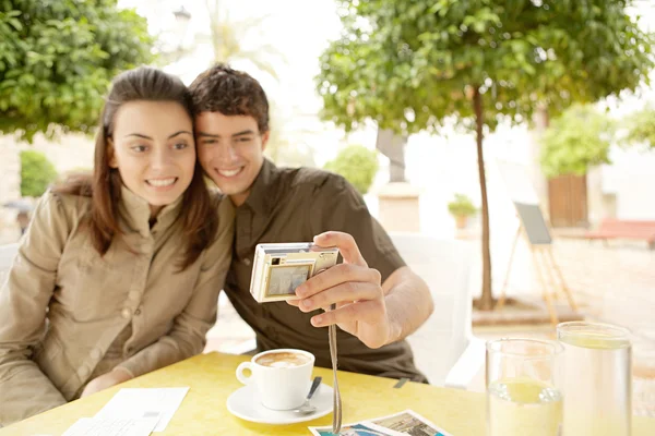 Casal jovem tirando uma foto de si mesmos — Fotografia de Stock