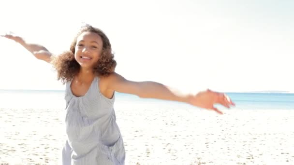 Chica jugando avión, corriendo en una playa de arena blanca — Vídeos de Stock