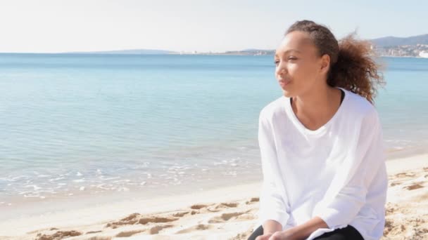 Joven adolescente relajándose en una playa de arena blanca — Vídeos de Stock