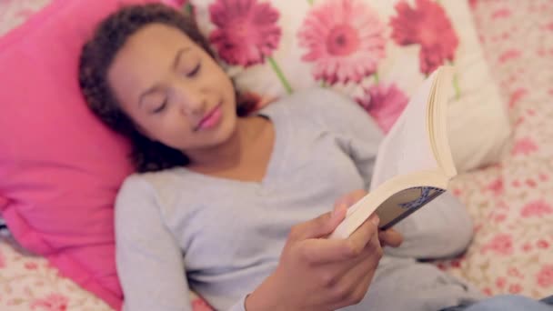 Porträtt av en ung tonårsflicka som läser — Stockvideo