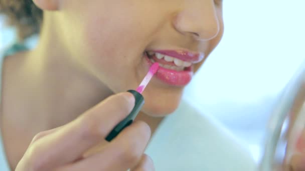 Close-up van een jonge tiener meisje lippenstift toepassen — Stockvideo