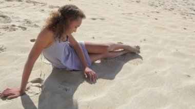 ayrıntılı bir kum plajı üzerinde oturuyorum kız up kapatın