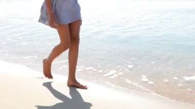 genç kız bir Akdeniz sahil sahil yürüyüş.