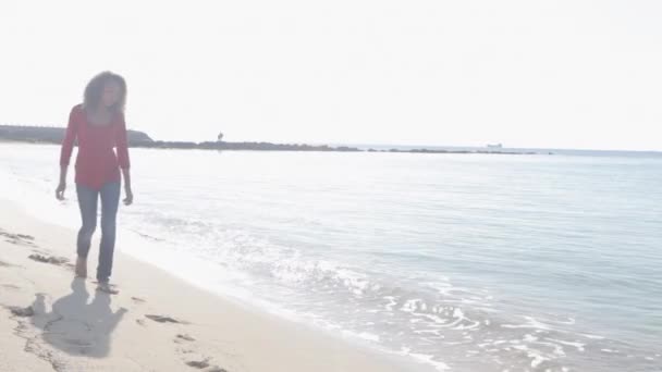 젊은 여 자가 접근 하는 카메라, 해변을 따라 산책 — 비디오